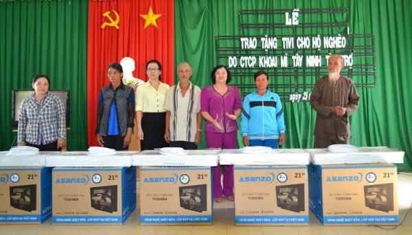UBND tỉnh: Tặng tivi cho gia đình nghèo huyện Châu Thành 